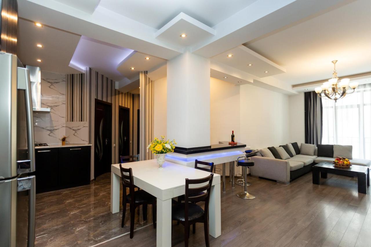 טביליסי Two Bedroom Apartment In The City Center מראה חיצוני תמונה