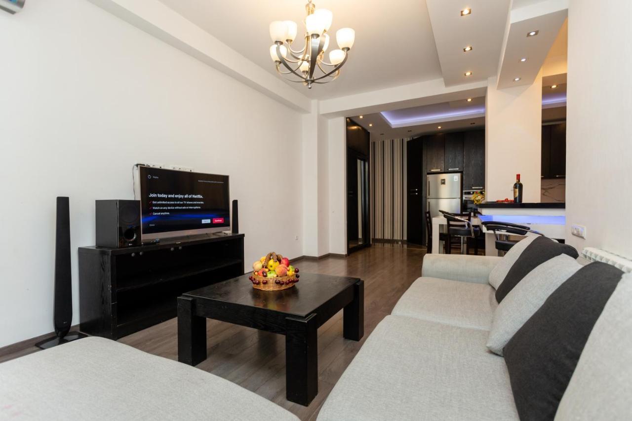 טביליסי Two Bedroom Apartment In The City Center מראה חיצוני תמונה
